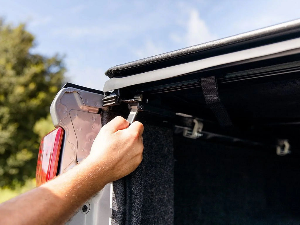 Gator by RealTruck  Roll-Up Tonneau Cover Compatible with 2022-2024 Toyota Tundra 6'7" Bed w/ Deck Rail System
