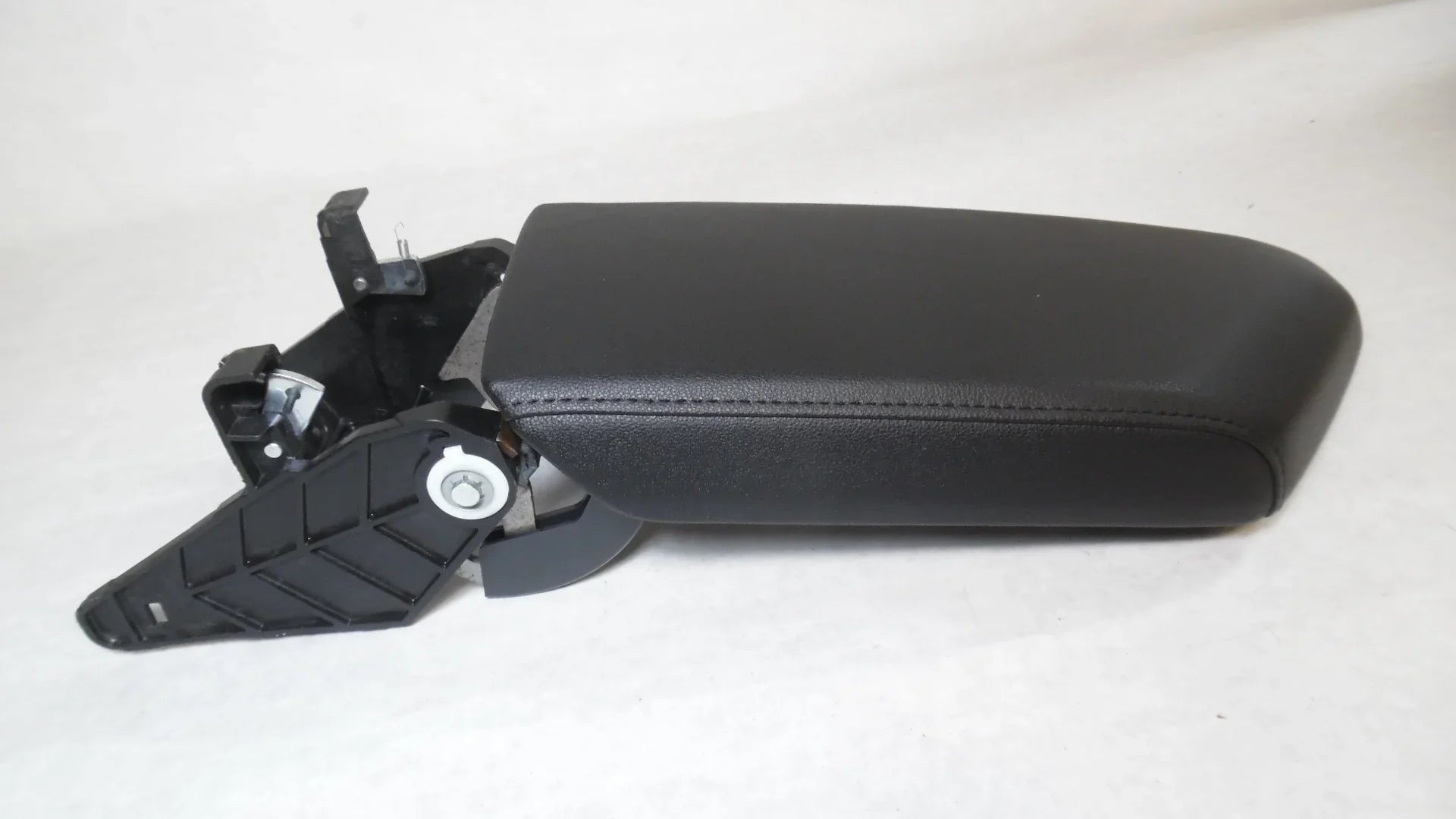 Pre-Owned 2019 2020 2021 Volkswagen Jetta Center Floor Console Lid Armrest Black  (Good)