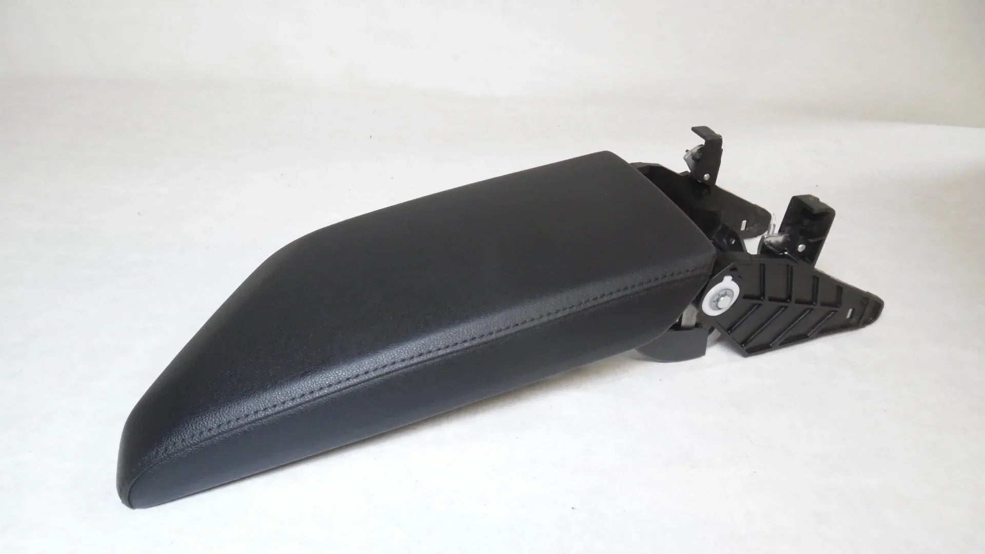 Pre-Owned 2019 2020 2021 Volkswagen Jetta Center Floor Console Lid Armrest Black  (Good)