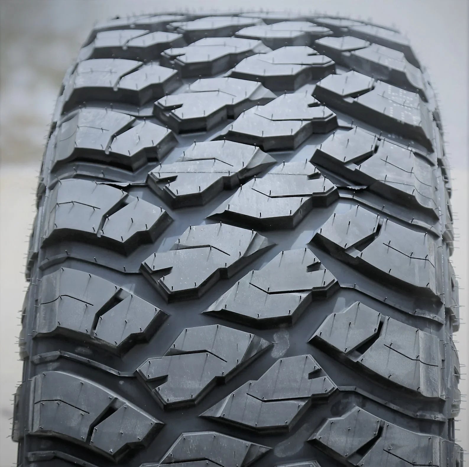 Atlander Roverclaw /   305/70R17 Load  10 Ply  Mud Tire