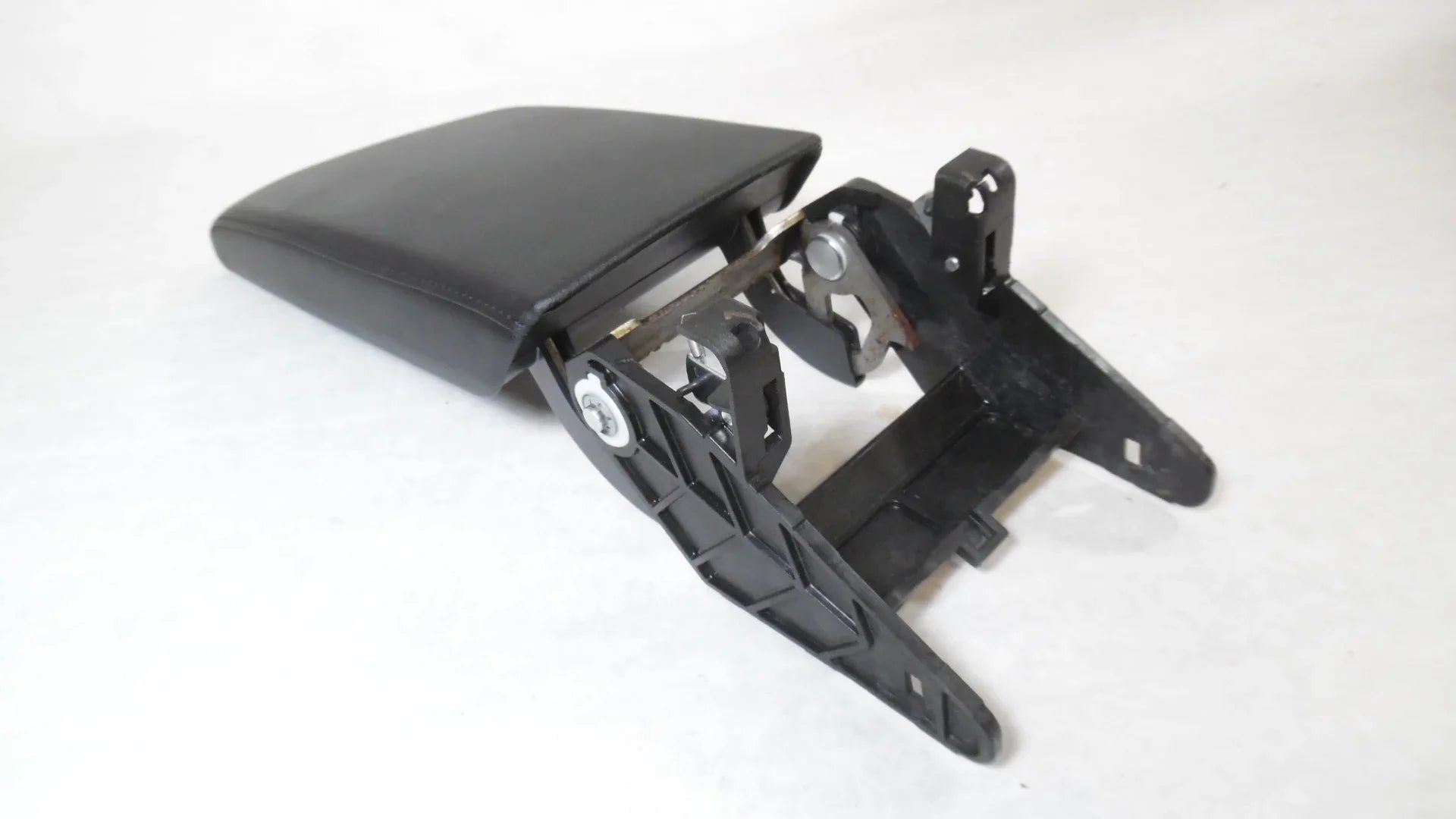 Pre-Owned 2019 2020 2021 Volkswagen Jetta Center Floor Console Lid Armrest Black  (Good)
