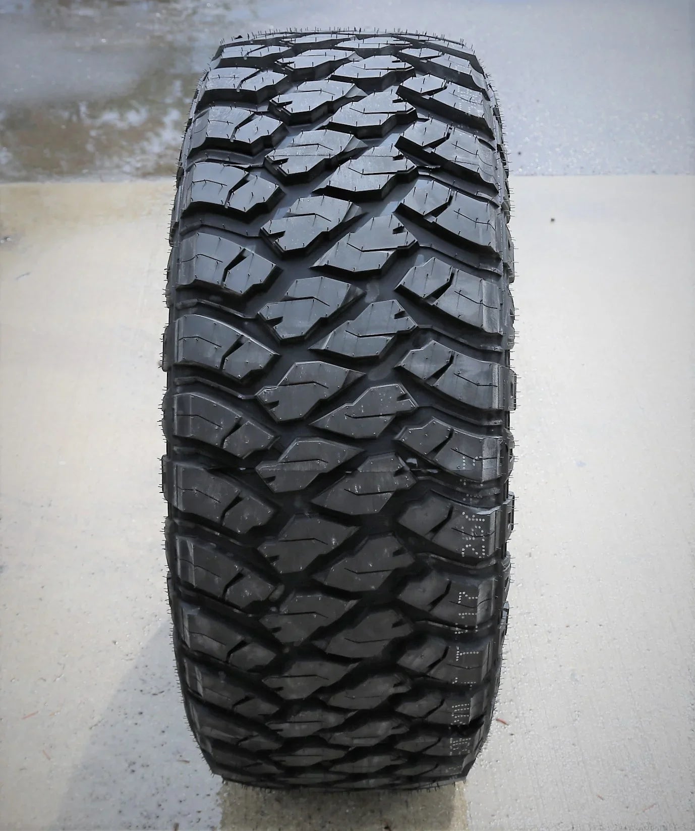 Atlander Roverclaw /   305/70R17 Load  10 Ply  Mud Tire